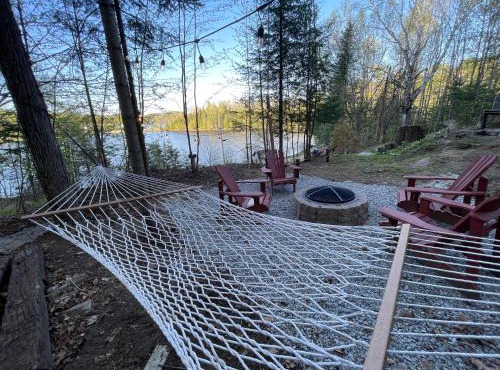Joy's Chalet - Hottub, Lake, & Cottage