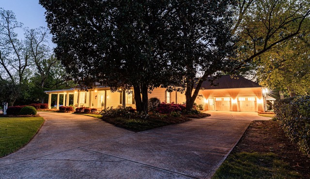 Joyce's Place at Addis Acres/spacious luxury/gorgeous water view/fire pit