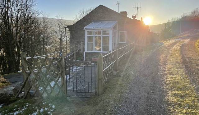 JOYCES COTTAGE, 2 BROWN HILL, pet friendly, with a garden in Reeth