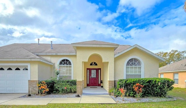 Joyful and Bright 4 Bedroom 3 Bathroom Pool Home