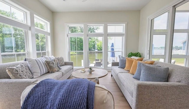 Joyful Haven at Buckeye Lake Walk to Winery + Beach Sleeps 14