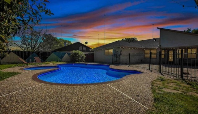 Joyful Hawaii Amazing Pool 4BRs Home in Missouri city- super highway accessible