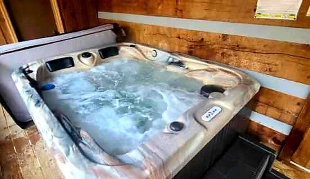 JOYFUL MEMORY ~ HOT TUB ~ ONLY 6 MILES FROM THE MAIN STRIP