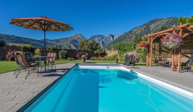Joyful Place-Saltwater Pool-Hot Tub-Game Room-Family Friendly-Outdoor Kitchen!