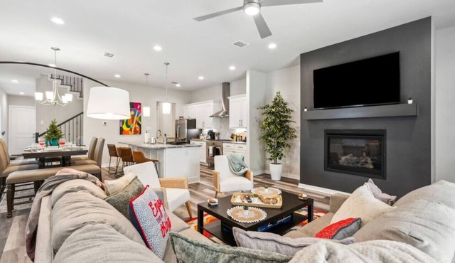 Joyous 3BDTownhouse: UltraCool & Spacious!