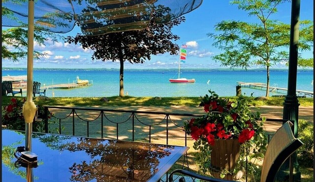 JR Resort: Lake Front Cottage, BEST VIEW ON THE LAKE! BEST VALUE ON THE LAKE!