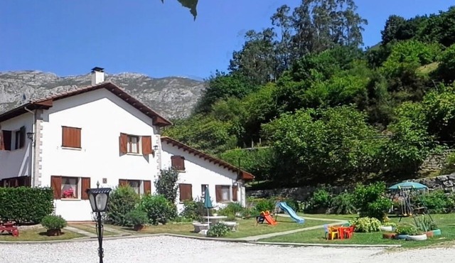 Juana, Village House, sleeps 8. Large families. Between Picos and beach.
