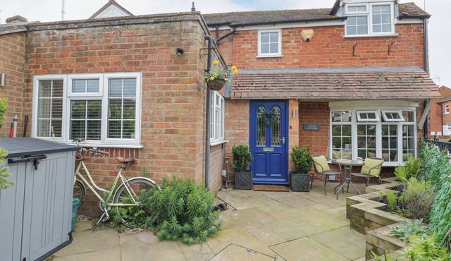 JUBILEE COTTAGE, pet friendly, with a garden in Tiddington