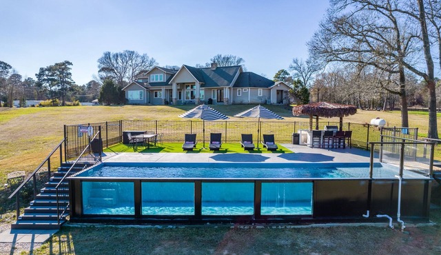 Jubilee Group 2 min to Lake Conroe! Heated Pool, Stocked Ponds, Cute Pygmy Goats