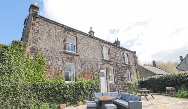 JUBILEE HOUSE, pet friendly, with a garden in Embleton