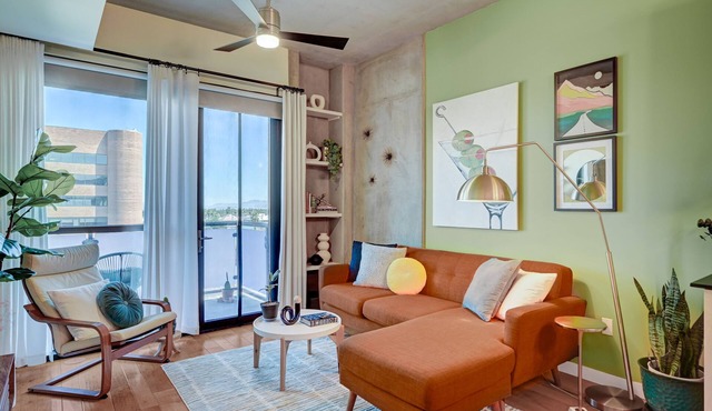 JUHL a modern downtown Vegas condo - balcony+pool+gym+rooftop