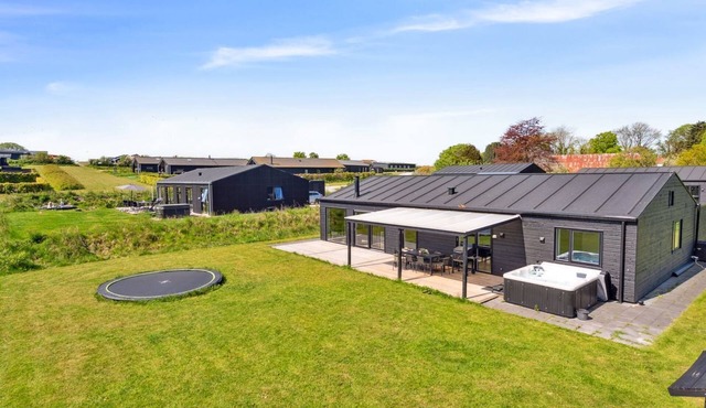 "Jul" - 300m from the sea by Interhome