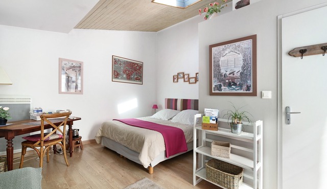 Jules Verne - Courteline Guest Room with Shared Terrace and Wi-Fi