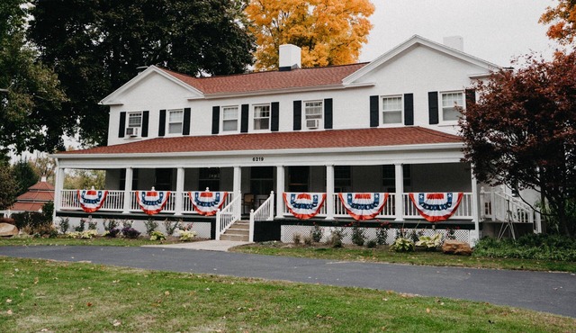 Julia's Bed & Breakfast 6500 Sq Ft. Sleeps 16 with 8 Bathrooms