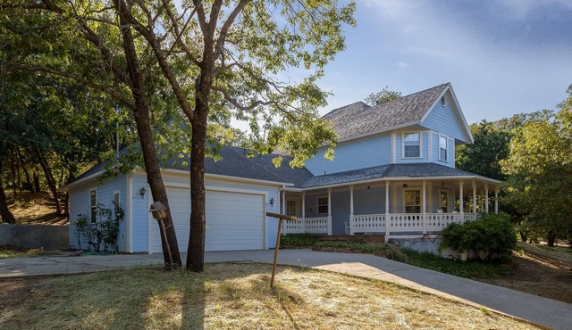 Julian Farmhouse/Fenced 2 acres with spa, right outside Julian. Pet Friendly!