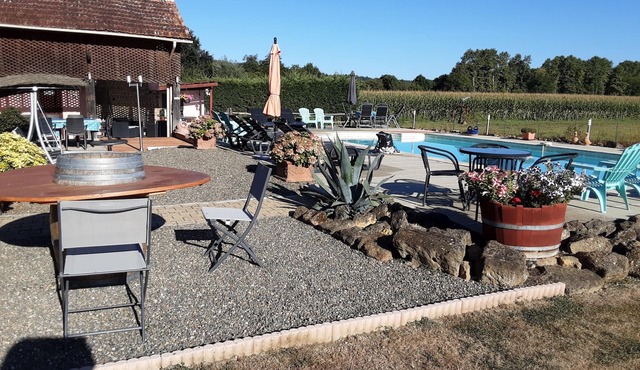 JULIET - Beautifully Restored Barn With A Large Pool And Mountain Views