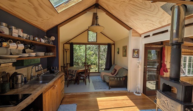 Juliette's Place; Forest Retreat , close to ocean, beaches and Mendocino,