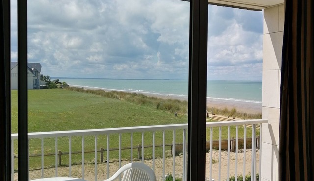 Jullouville 2 steps from the beach apartment facing south view with sea