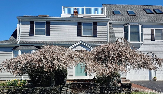 JULY 4th WEEK OPEN. Walk to beach, Huge deck off spacious new kitchen, roof-deck