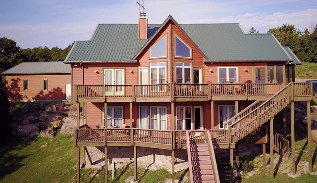 July/August Weekends Available Lakeside, Firepit, Dock, kayaks & paddleboards