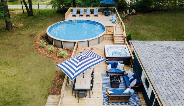 July weeks still available- Heated Pool- Hot tub- Minutes to the beach!