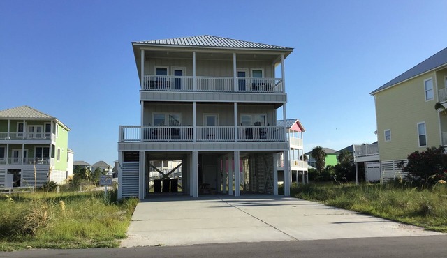 June 1 - 6 Open! Super Easy Beach Access! Pools & Pickleball!