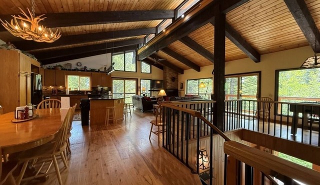 June 25-July 5 available! Great room, Hot tub, Pool Table, Foosball near parks!