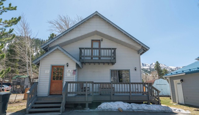 June Lake Lodge- Centrally located - short walk to JLB, The General Store, both Gull and June Lakes