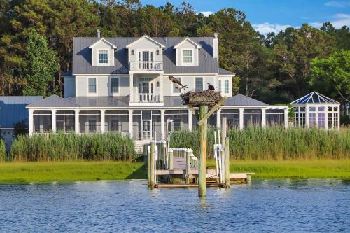 June's Retreat - Waterfront; Boat dock!