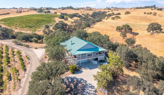 June's Vineyard Tranquil Tuscany-Inspired Vineyard Retreat Paso Robles