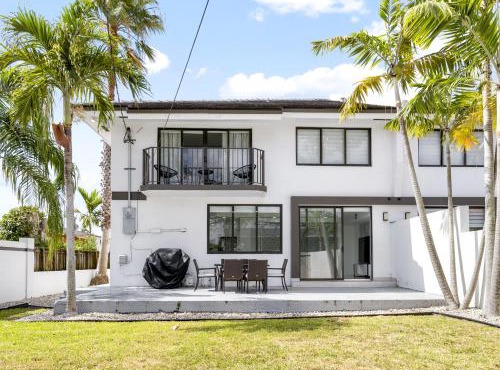 June Special! 4BR - Private Yard, Grill, Soaking Tub, Near Coral Gables & MIA Airport