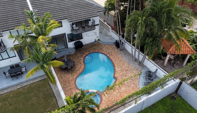June Special! Modern 4BR - Private Pool & Grill, Near Coral Gables & MIA Airport