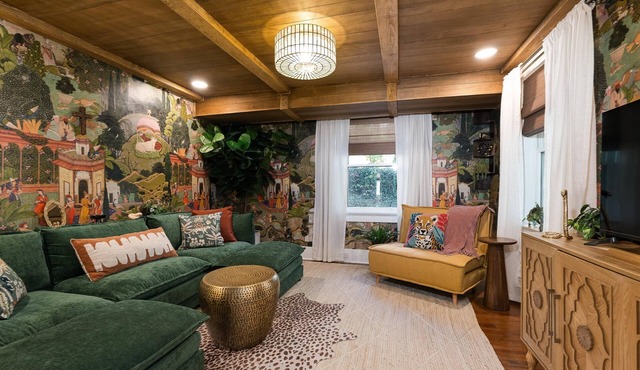 Jungalu: Lush Jungle Retreat Downtown