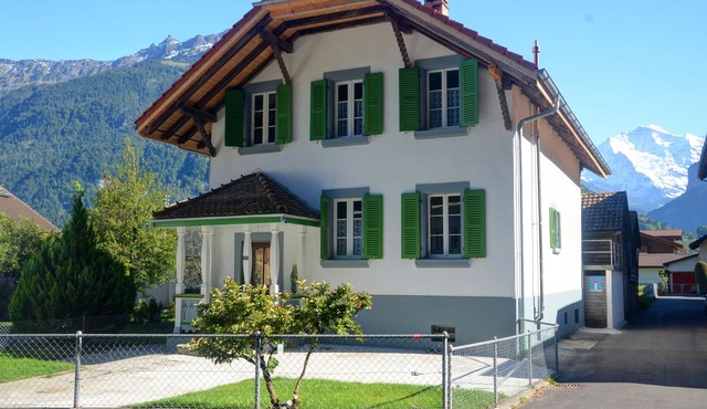 Jungfrau Family Holiday Home, 5 bedrooms, sleeps 10, garden, BBQ, and parking