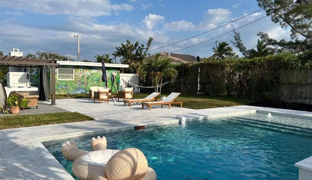 Jungle Cottage with luxury pool, hot tub and more!