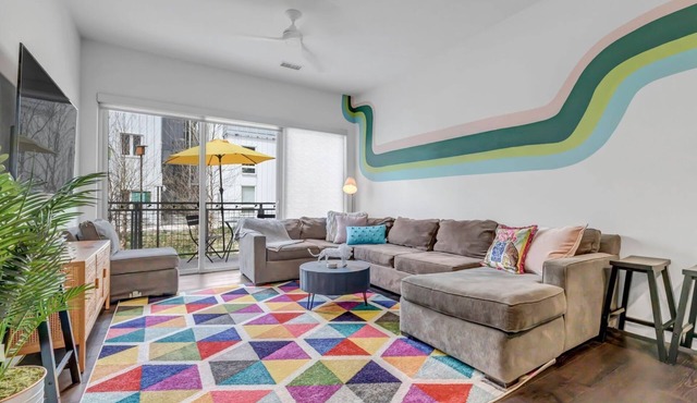 Jungle House: 2 Bed Condo w/parking & Patio