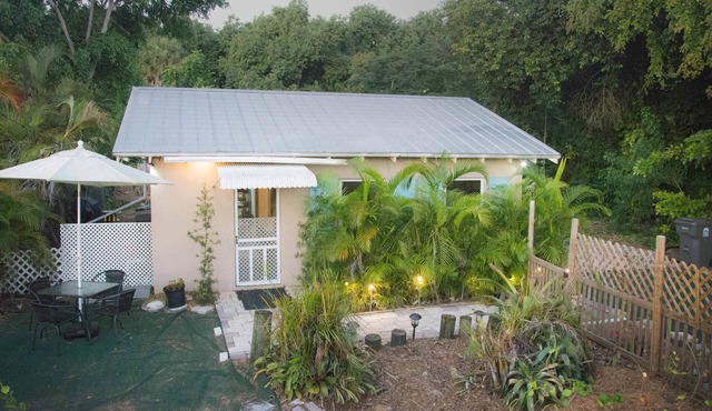 Jungle House Cottage, Dogs welcome. Private, quiet, and exclusivity yours.