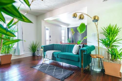 Jungle House Columbus Short North Downtown Free Parking - Steps to Convention Center & Nationwide Arena - 2BR Luxury Home - Sleeps 8 - Over 5,800 Five Star Stays