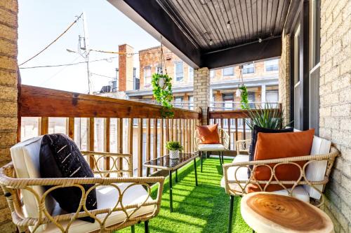 Jungle House Columbus Sleep 16 Downtown Ohio Free Parking - Walk to Convention Center & Nationwide Arena - 2BR Short North Luxury Home - Over 5,800 Five Star Stays