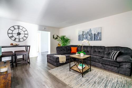 Jungle House Columbus Sleep 12 Downtown Ohio Free Parking - Steps to Convention Center & Nationwide Arena - 2BR Short North Luxury Home - Over 5,800 Five Star Stays