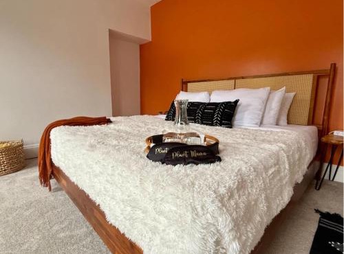 Jungle House Columbus Sleep 12 Downtown Ohio Free Parking - Near Convention Center & Nationwide Arena - 4BR Short North Luxury Home - Over 5,800 Five Star Stays