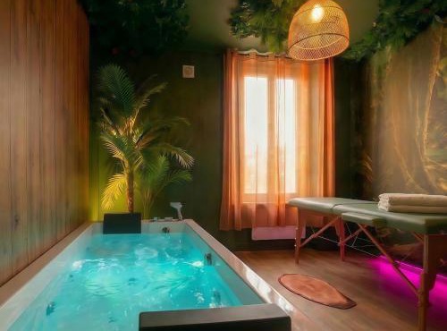 Jungle Love room avec Balnéo & Table de Massage