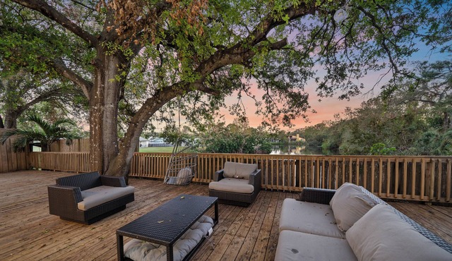 Jungle Nook | Waterfront + Grill!