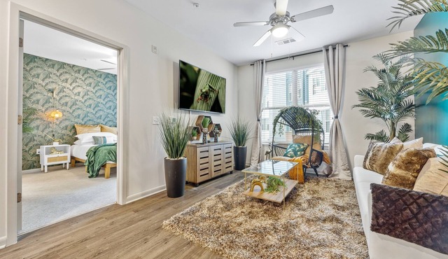 Jungle on the Square – Luxury 1BR w/Rooftop Lounge, Pool & Gym Access