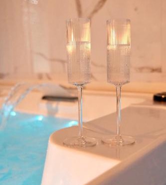 Jungle Room avec jacuzzi privé & rétro-projecteur