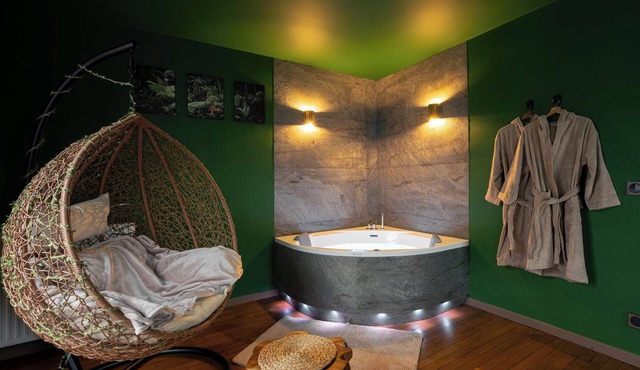 Jungle Suite with Spa Bath – Exotic Getaway in Le Havre