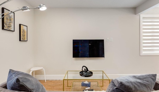 "Juniper" 3 Bed Upper Suite, Sleeps 6 W Soaker Tub