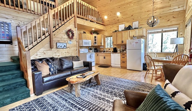 Juniper Grove | Loft & Personal Hot Tub!