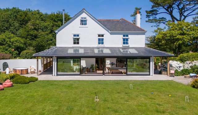 Juniper House - a house that sleeps 17 guests in 8 bedrooms