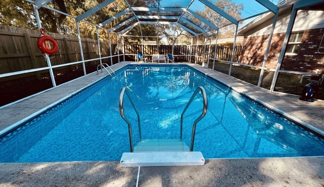 "Juniper Junction" - Covered Pool/Entertainer’s Dream/10 Minutes from Beach